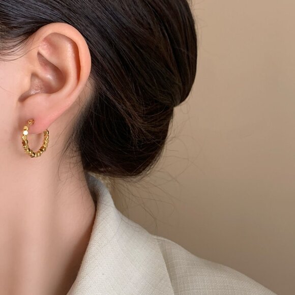 Elegant Golden-colour Hoop Earrings - Picture 5 of 5